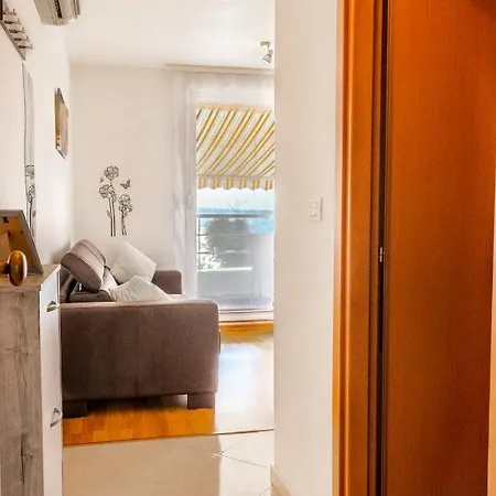 Sea View Apartment *